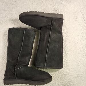 UGG Women's Classic Tall II Black size womens bootie size 8